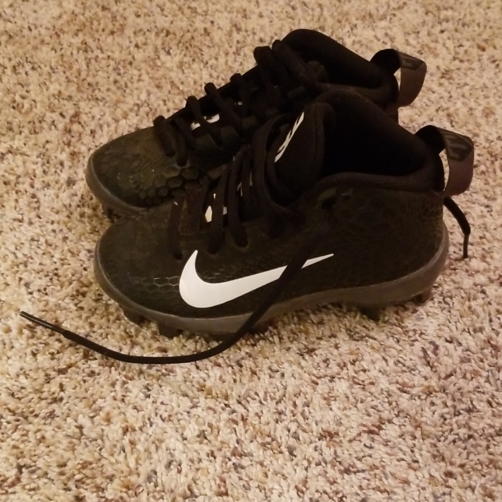 Baseball cleats